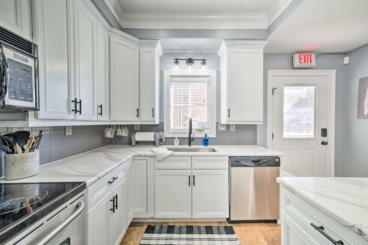 Modern Retreat About Half Mi To Bryant-denny Stadium Holiday home