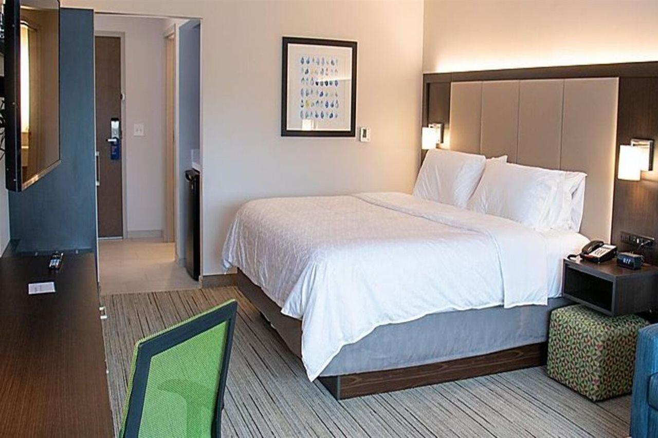 Express & East By Ihg Hotel