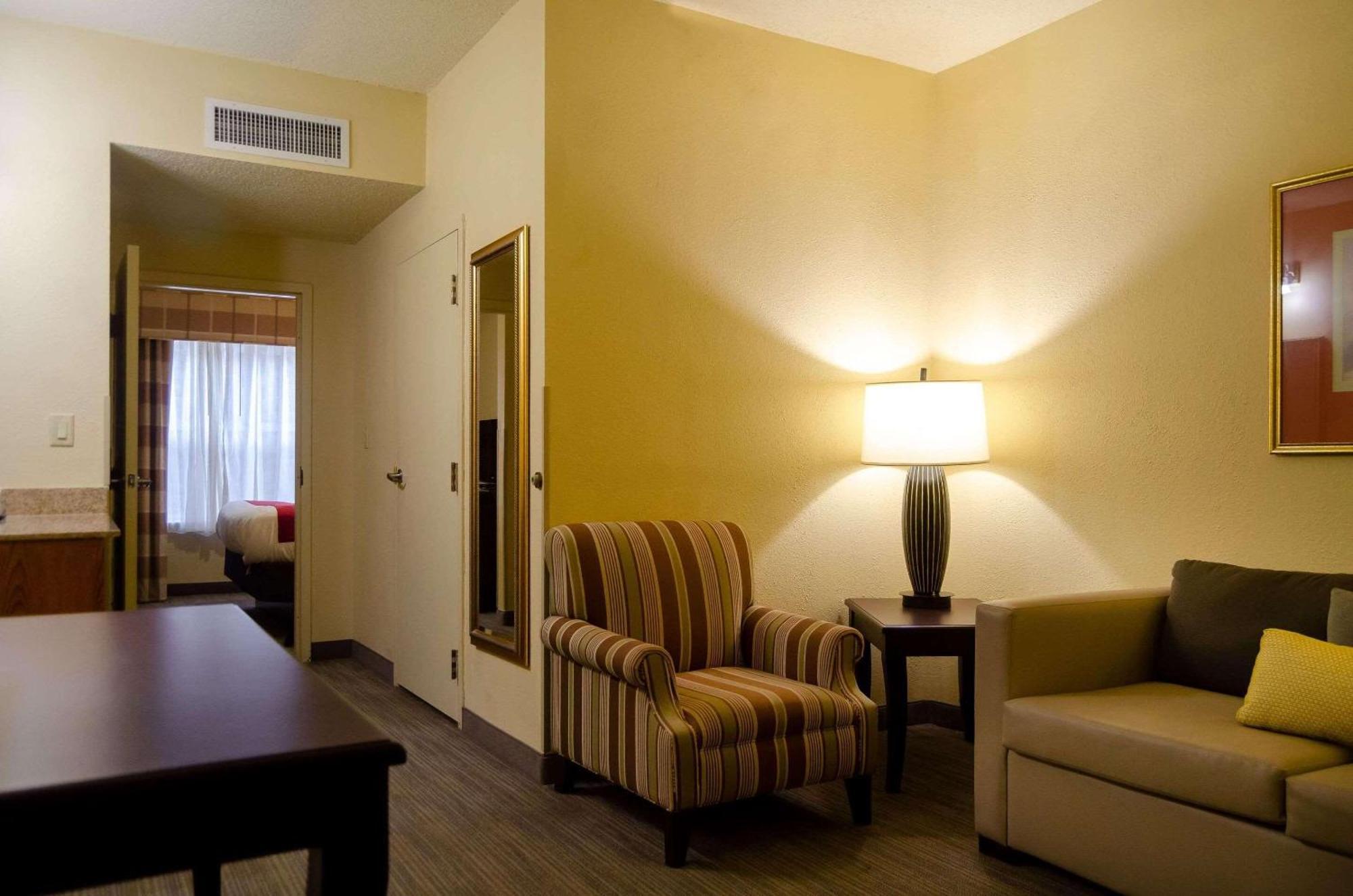 Hotel Country & By Radisson, Tuscaloosa, Al