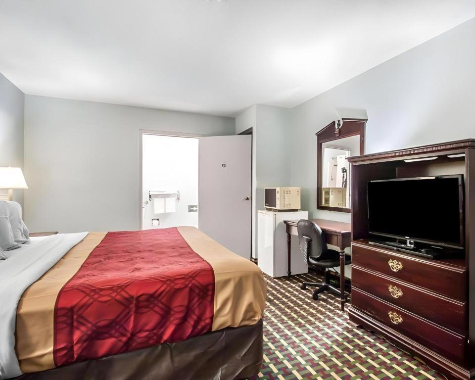 Hotel Econo & I-20, Exit 73