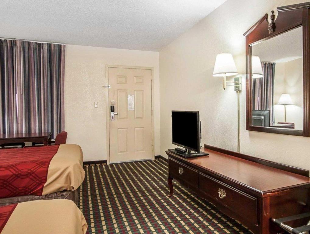 Hotel Econo & I-20, Exit 73