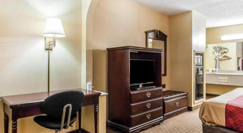 Hotel Econo & I-20, Exit 73