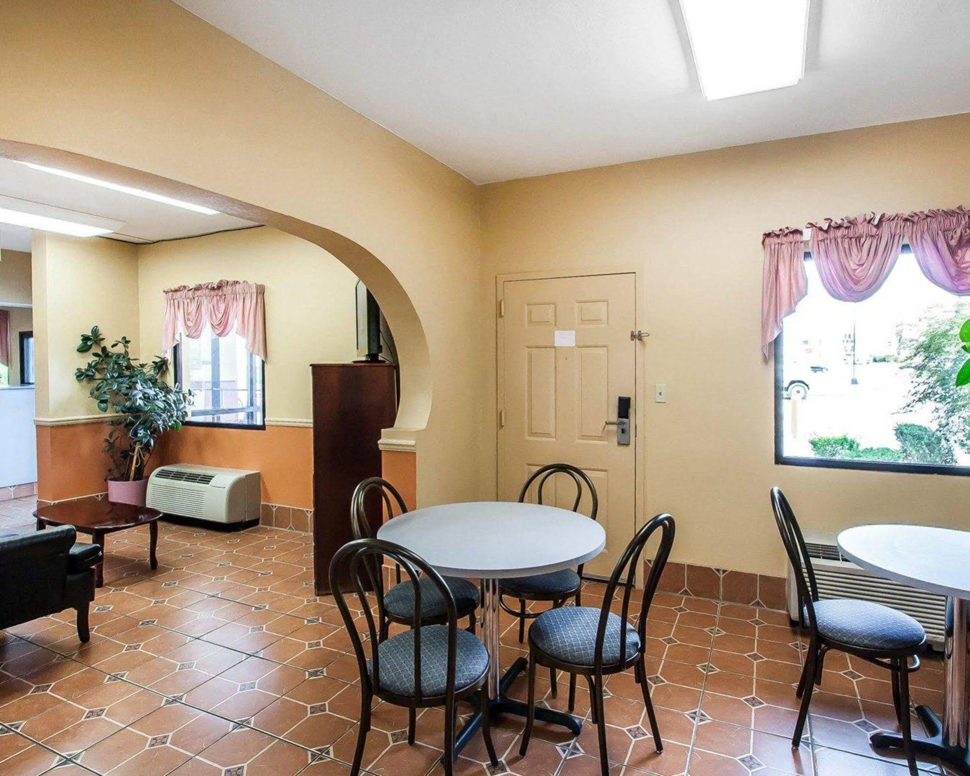 Hotel Econo & 2*